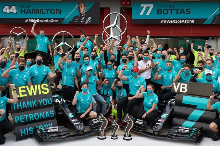 Tim Mercedes juara konstruktor F1 2020 dirayakan usai grand prix F1 Emilia Romagna 2020 di sirkuit Imola, Italia