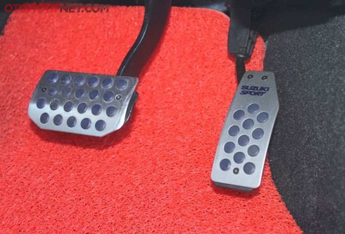 Pedal gas dan rem dipasang cover Suzuki Sport
