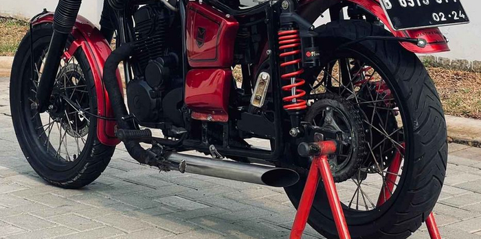 Bobber basis Honda Tiger pasang pelek jari-jari ring 17. Sektor mesin bore up 250cc