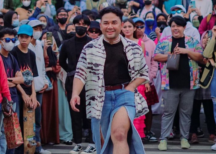 Ncess Nabati jalan di zebra cross yang jadi catwalk Citayam Fashion Week.