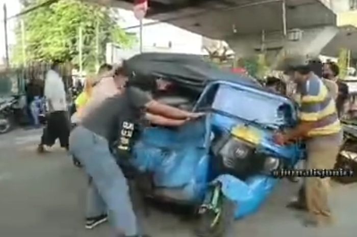 Satu unit bajaj ringsek ditabrak kereta di jakpus.