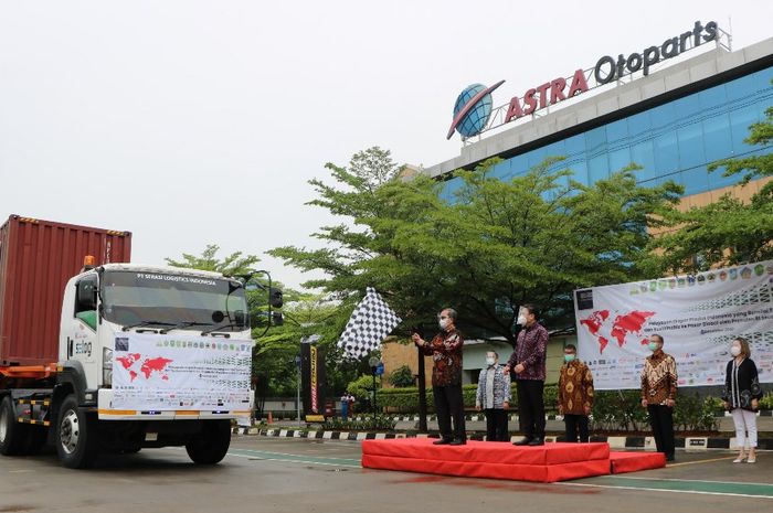 Pelepasan kontainer produk suku cadang Astra Otoparts berupa baterai Incoe, ban luar Aspira Premio, dan suku cadang Aspira oleh Presiden Direktur PT Astra Otoparts Tbk (AOP) Hamdhani Dzulkarnaen Salim (memegang bendera) yang disaksikan oleh Direksi AOP (4/12).