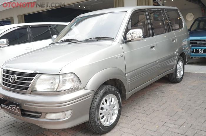 Toyota Kijang Krista AT 2004. Harganya ngalahin Innova awal, tembus Rp 115 juta 