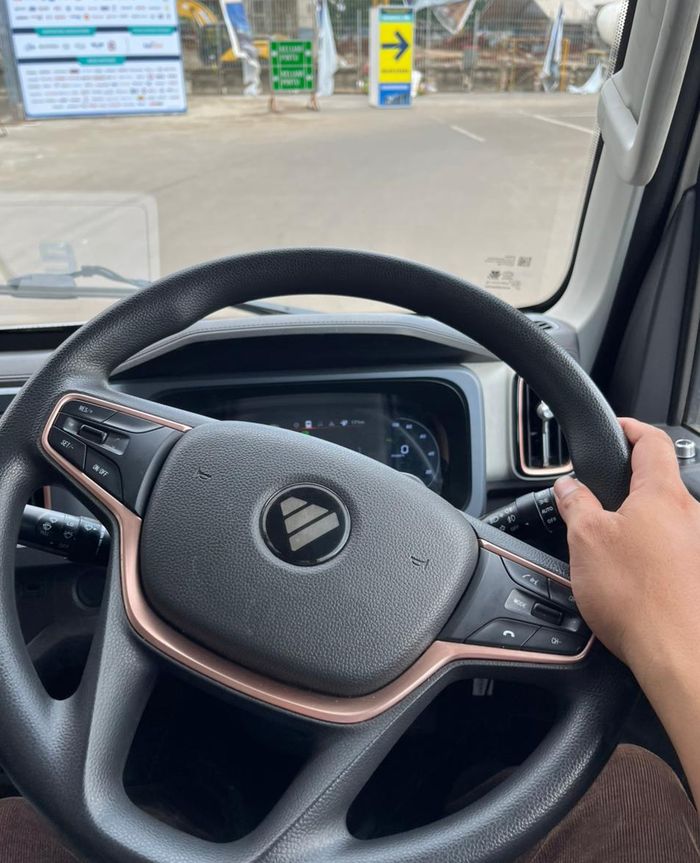 Tim GridOto berkesempatan menjajal langsung kendaraan listrik komersial terbaru dari Foton, yaitu eMiler, di area pelataran JIExpo Kemayoran.