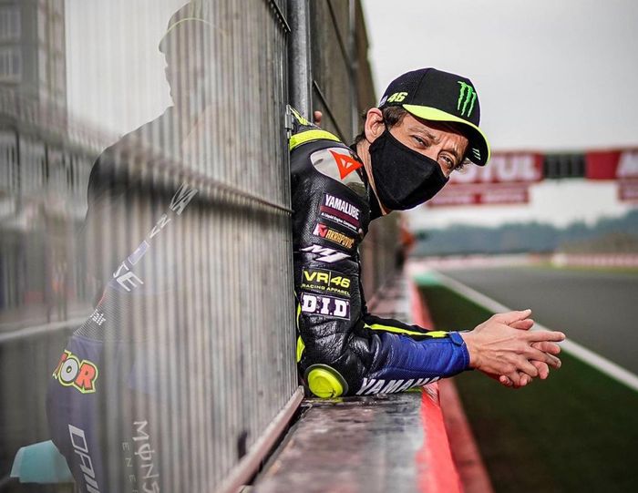 Valentino Rossi pun menegaskan kalau performa kompetitif Morbidelli di MotoGP 2020 bukan karena menggunakan motor Yamaha tahun 2019