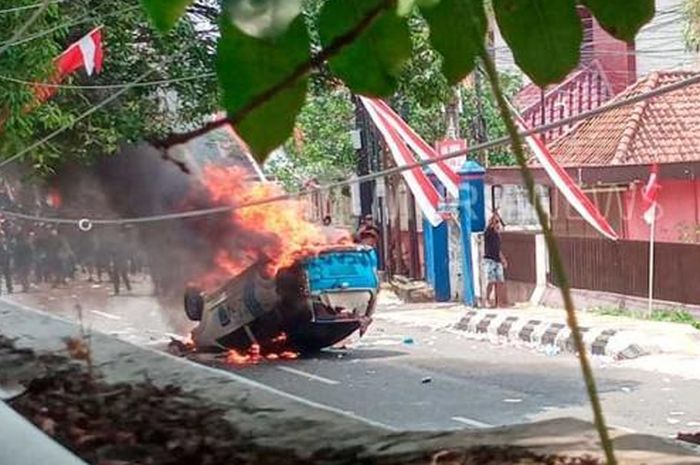 Toyota Avanza milik Provos Polres Grobogan yang digulingkan dan dibakar massa demo Pati, (13/8/25)
