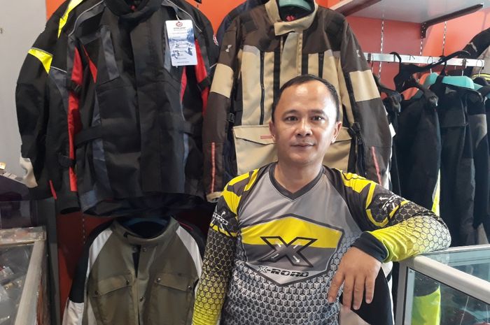 Irfan Arifahni di toko A1AM Gear miliknya