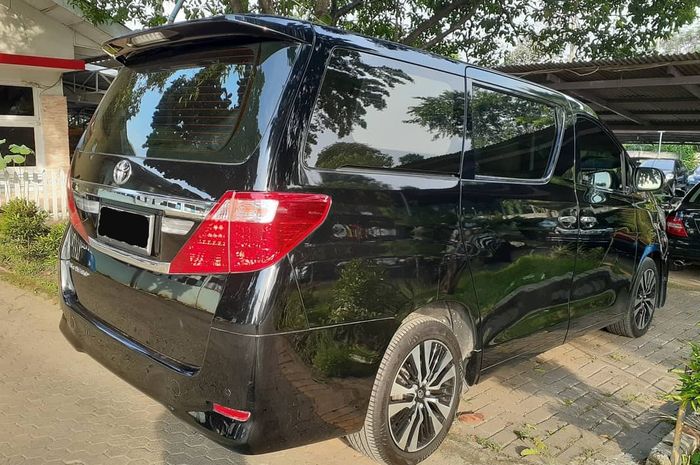 Tampak samping Alphard eks Silverbird dengan velg aftermarket