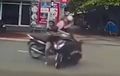 Salah Siapa? Cewek Bermotor Keluar Gang Motong Jalan, Dihajar Frontal Pemotor Ngebut