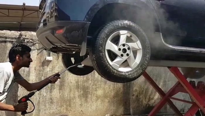 Cuci kolong mobil