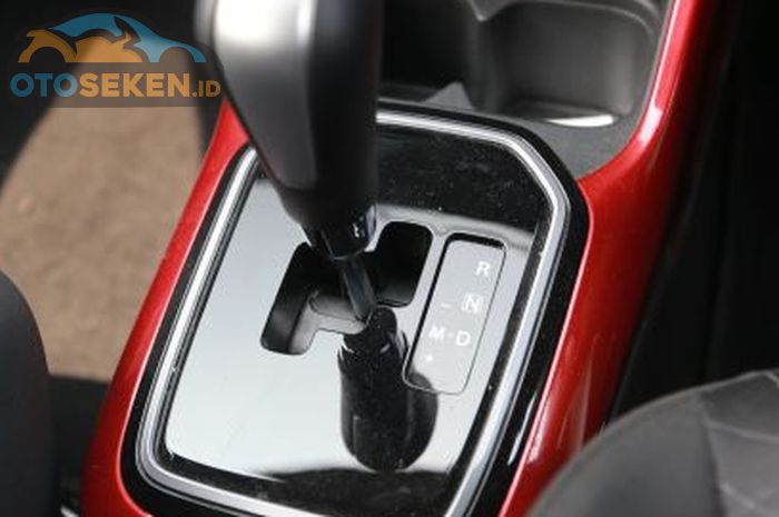 Saat mendaki di tanjakan yang curam, sebaiknya posisikan tuas transmisi di mode manual dan gunakan gigi rendah