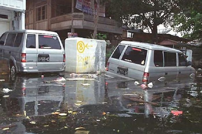 Mobil terendam banjir