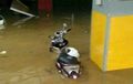 Ngeri...Detik-Detik Air Merendam Lantai Parkir, Pemilik Ratapi Motornya Yang Terjebak Banjir