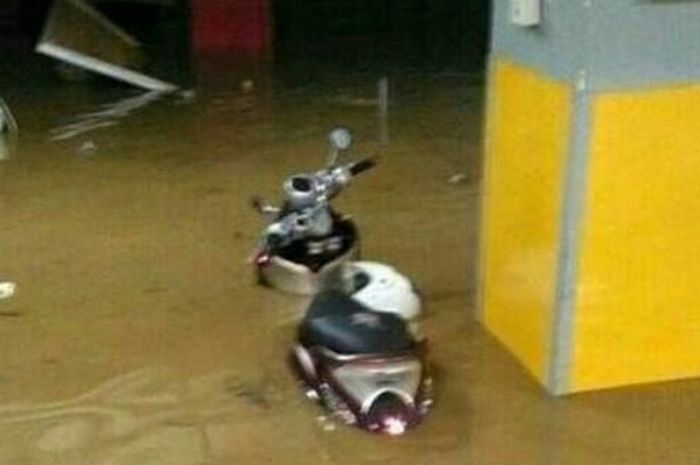 Suasana parkir bawah tanah di gedung Griya Grand Majalaya terendam banjir