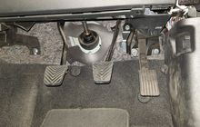 2 Kebiasaan Buruk Pengemudi Mobil Manual, Bikin Kopling Cepat Aus