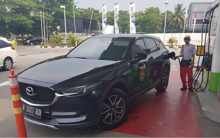 Mazda CX-5 Elite mengisi Pertamax Turbo di Holiday Fun Drive 2018