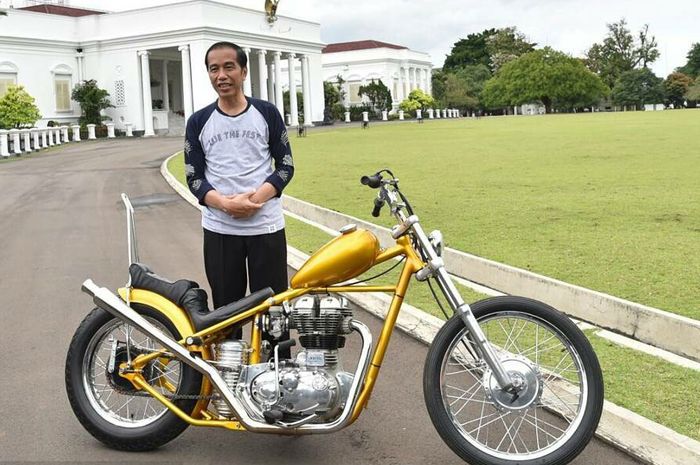 Presiden Jokowi bersama motor barunya