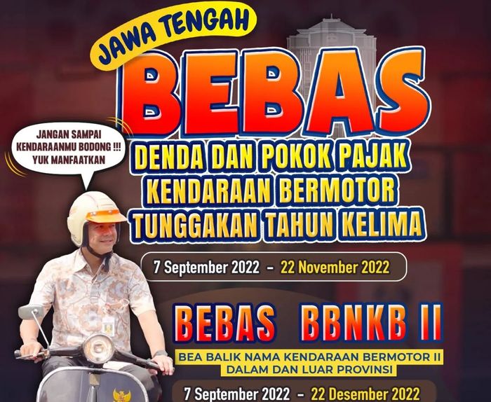 Ganjar Pranowo yang kendarai skuter mirip Vespa di pamflet pemutihan pajak kendaraan bermotor.