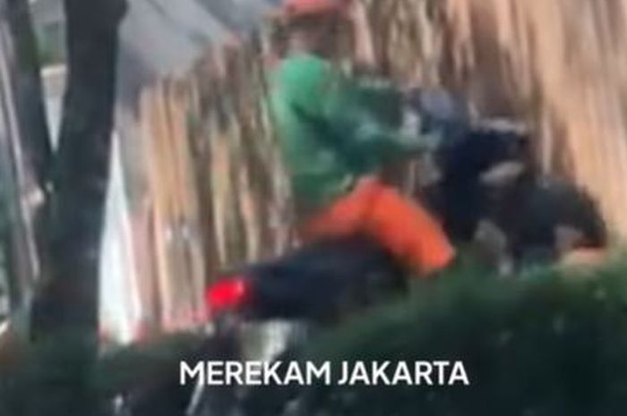 Rekaman video saat oknum anggota PPSU menggilas tubuh pacarnya dengan Honda Vario 125 di Mampang Prapatan, Jakarta Selatan