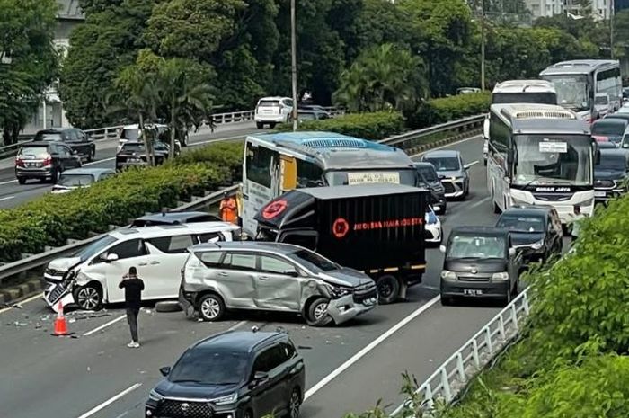 Situasi lalu lintas saat kecelakaan beruntun enam kendaraan di tol Dalam Kota KM 00+650 arah Cawang, Depok