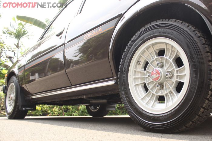 Pelek Enkei Mag di Toyota Corolla DX, lumayan langka nih!