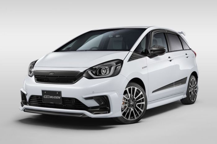 Modifikasi Honda Jazz baru pasang body kit Mugen