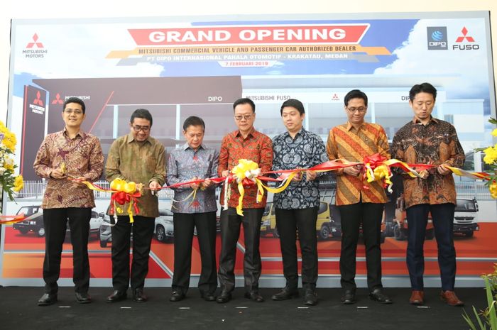 Jajaran petinggi MMKSI dan DIPO Group resmikan dealer baru Mitsubishi di Medan, Sumatera Utara