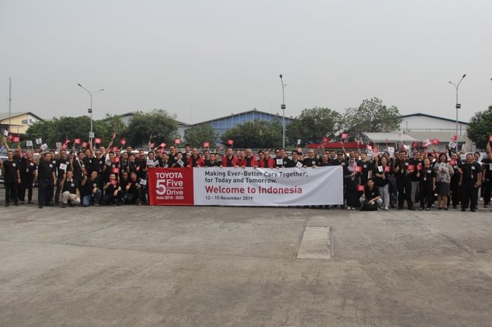Tim 5 Continents Drive mengunjungi konsumen setia Toyota